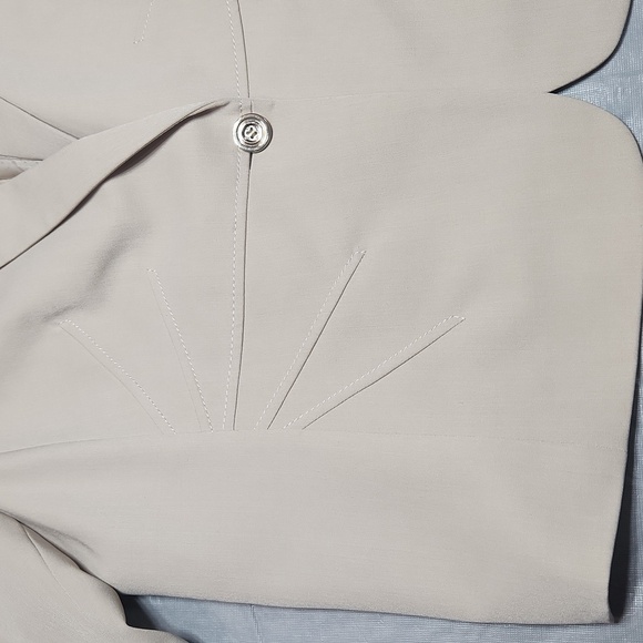 Laura Blazer - Picture 3 of 14